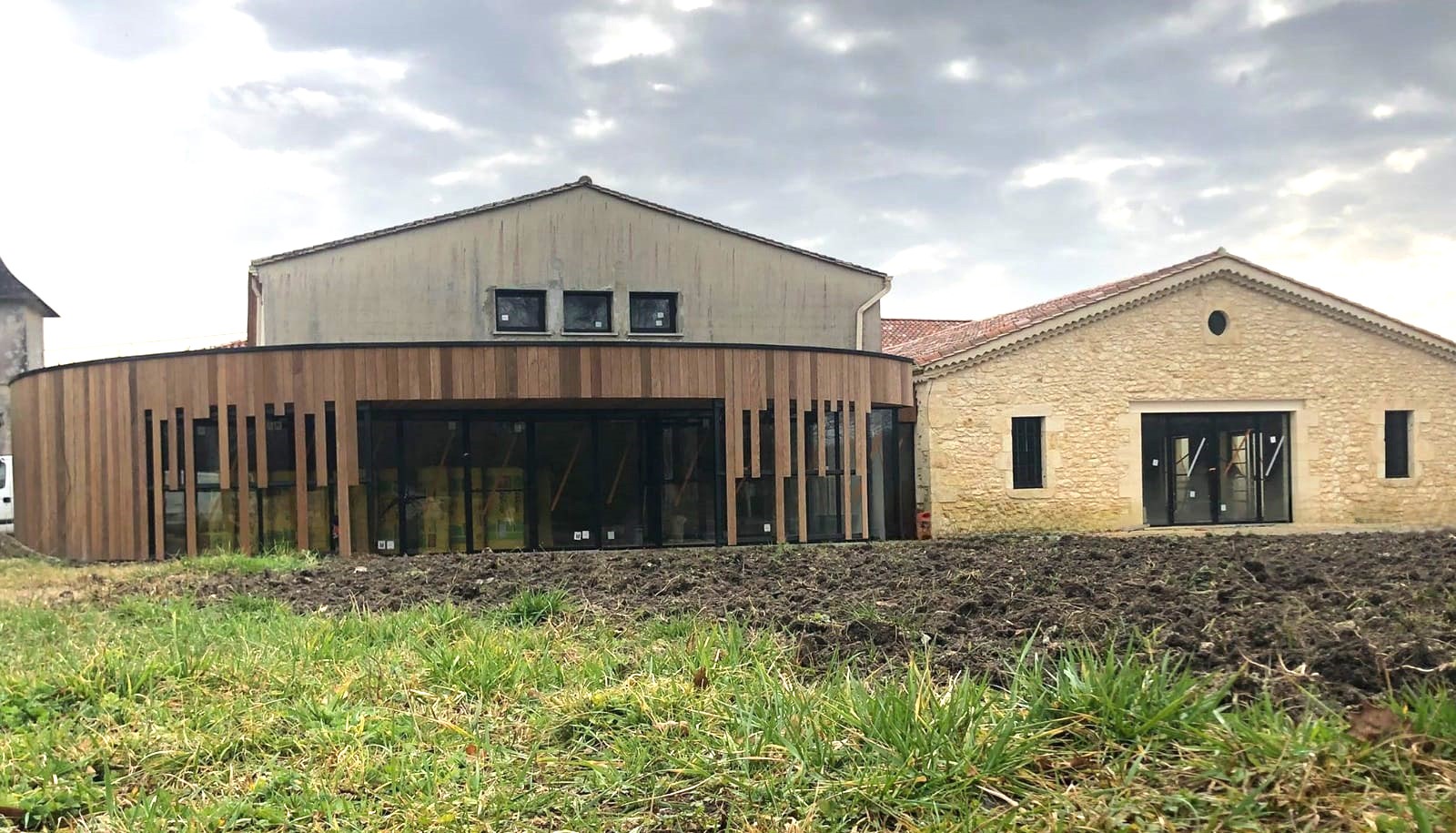 Bardage IPE cintré, bâtiment viticole — Saint-Laurent-Médoc